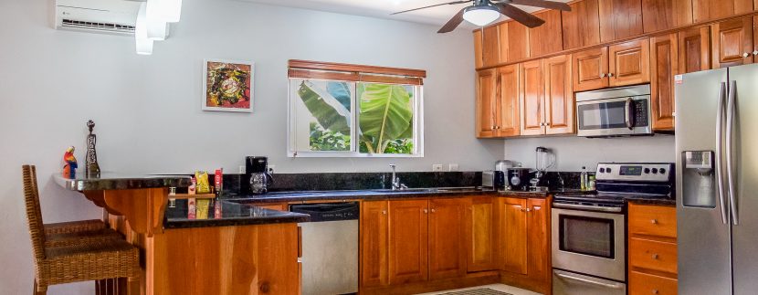 Kitchen and bar - Costa Rica Vacation HOme