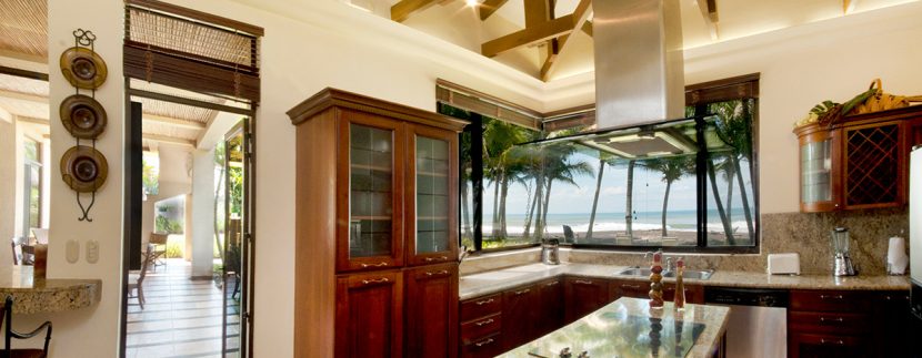 costarica_lacosta_kitchen in beach front luxury house costa rica